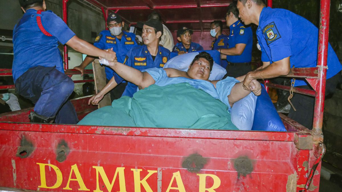 Muhammad Fajri (27), pria obesitas dengan bobot 300 Kg saat akan dipindahkan dari RSUD Kota Tangerang ke RSCM Jakarta Pusat menggunakan truk pemadam kebakaran BPBD Kota Tangerang, Jumat (9/6/2023). [Suara Serang/Wawan Kurniawan]