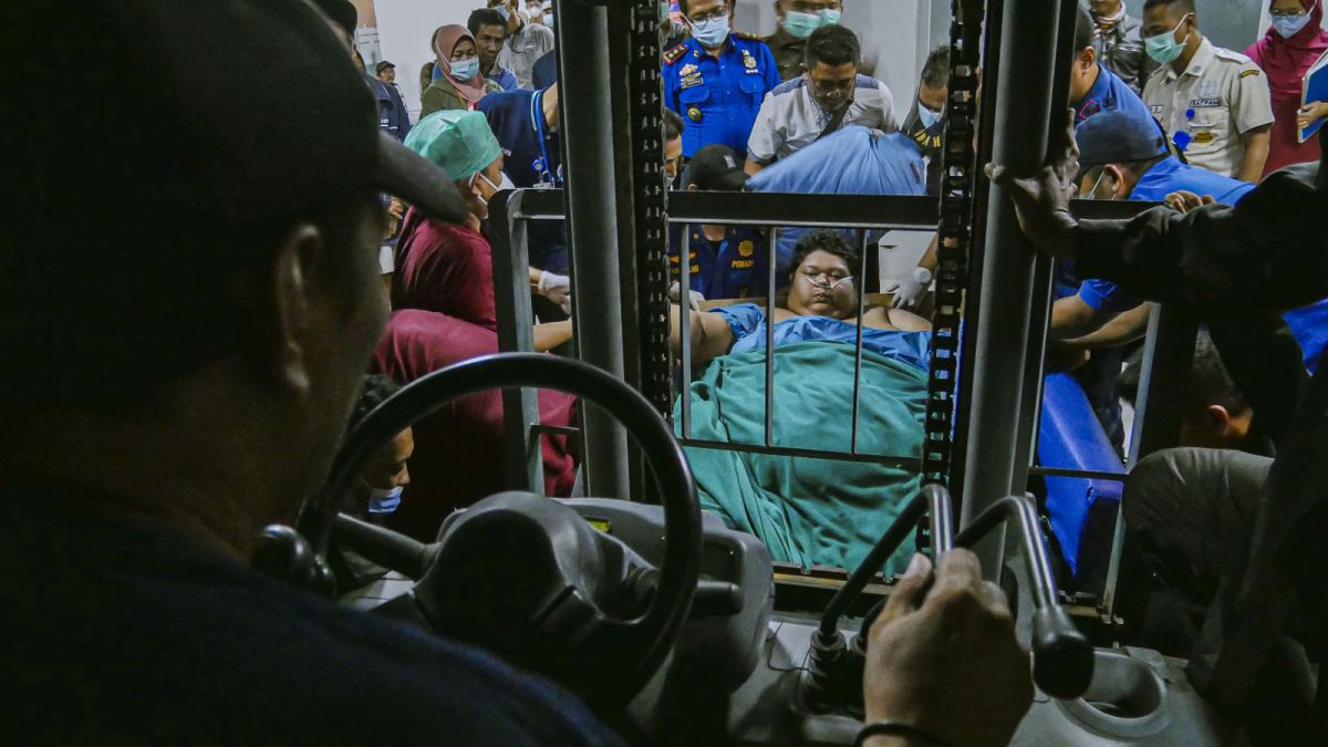 Muhammad Fajri (27), pria obesitas dengan bobot 300 Kg saat akan dipindahkan dengan forklift dari RSUD Kota Tangerang ke RSCM Jakarta Pusat, Jumat (9/6/2023). [Suara Serang/Wawan Kurniawan]