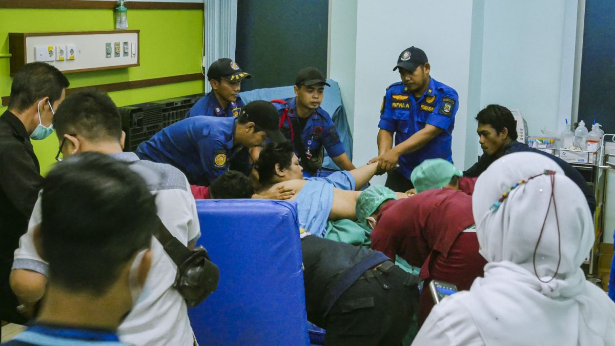 Muhammad Fajri (27), pria obesitas dengan bobot 300 Kg saat akan dipindahkan dari RSUD Kota Tangerang ke RSCM Jakarta Pusat, Jumat (9/6/2023). [Suara Serang/Wawan Kurniawan]