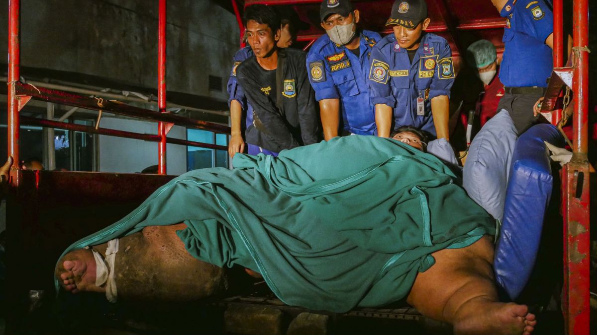 Muhammad Fajri (27), pria obesitas dengan bobot 300 Kg saat dipindahkan dengan forklift dari RSUD Kota Tangerang ke RSCM Jakarta Pusat, Jumat (9/6/2023). [Suara Serang/Wawan Kurniawan]