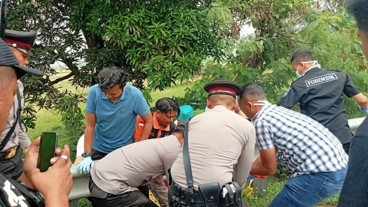Petugas Polres Serang melakukan identifikasi penemuan mayat supir truk kontainer yang ditemukan tewas di Tol Tangerang-Merak, KM 51.400, Desa Julang, Kabupaten Serang, Jumat (9/6/2023). [Dok. Polres Serang]