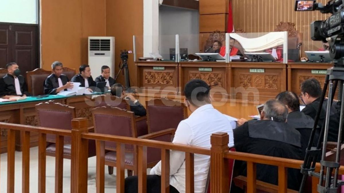 Ayah David Ozora, Jonathan Latumahina saat bersaksi di sidang kasus Mario Dandy dan Shane Lukas di PN Jakarta Selatan, Selasa (13/6). (Suara.com/Rakha)