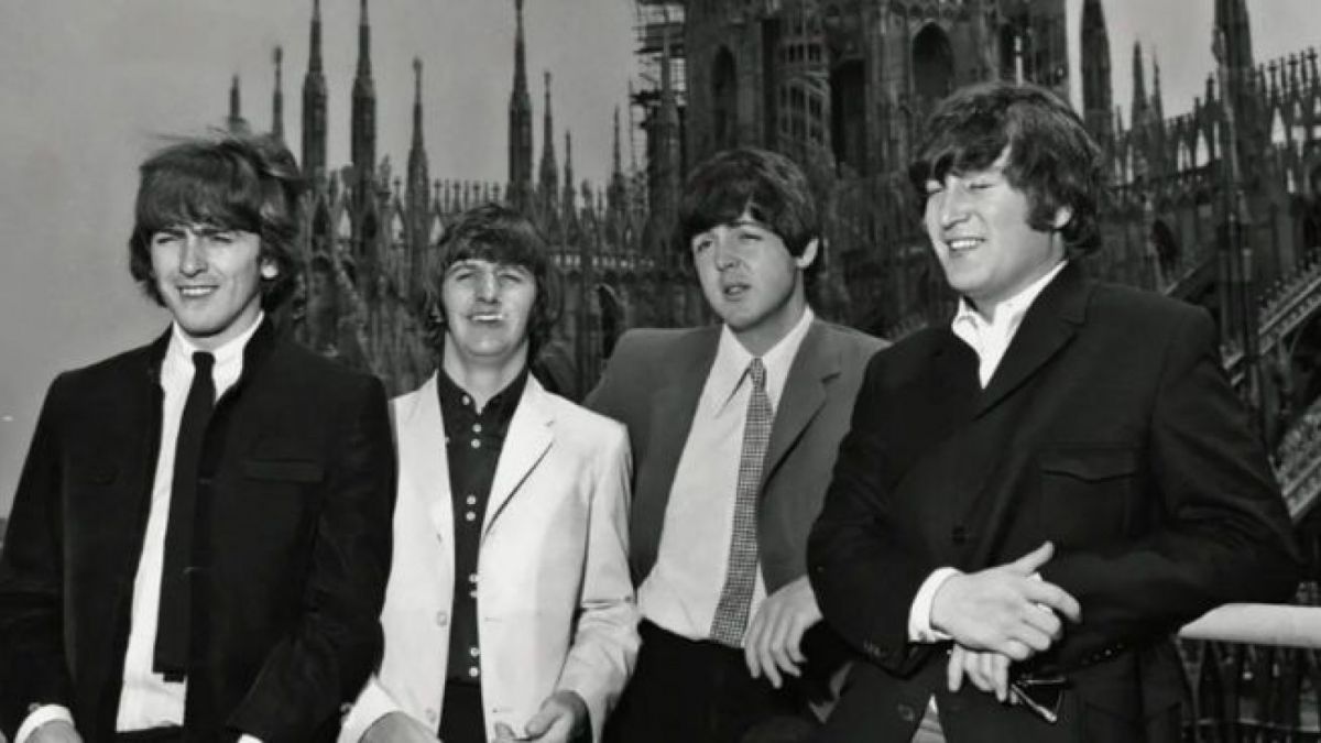 Personel The Beatles saat foto di teras hotel di Milan, Italia, dengan katedral Duomo sebagai latar sebelum konserdi Vigorelli Velodrome, 24 Juni 1965. Sebanyak 7.000 penonton hadiri konser empat pemuda dari Liverpool itu. [Instagram/TheBeatles]