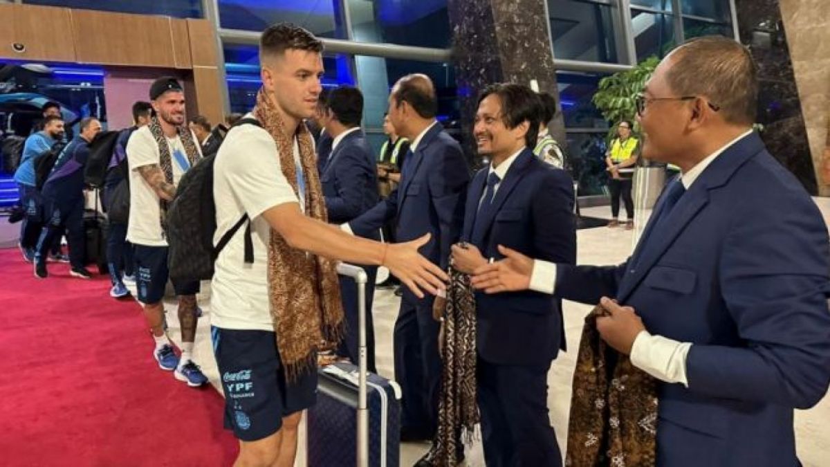 Rombongan Timnas Argentina saat tiba di Bandara Soekarno Hatta, Jakarta, Jumat (16/6/2023) kemarin malam. [Twitter/Timnas Argentina]