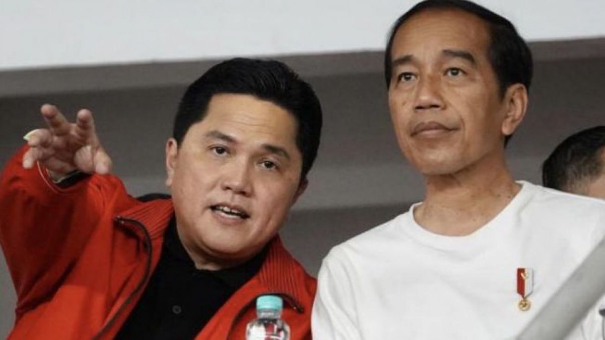Ketua PSSI Erick Thohir dan Presiden Jokowi menonton laga Indonesia vs Argentina di atas tribun, Senin (19/6/2023) [Twitter/erickthohir]
