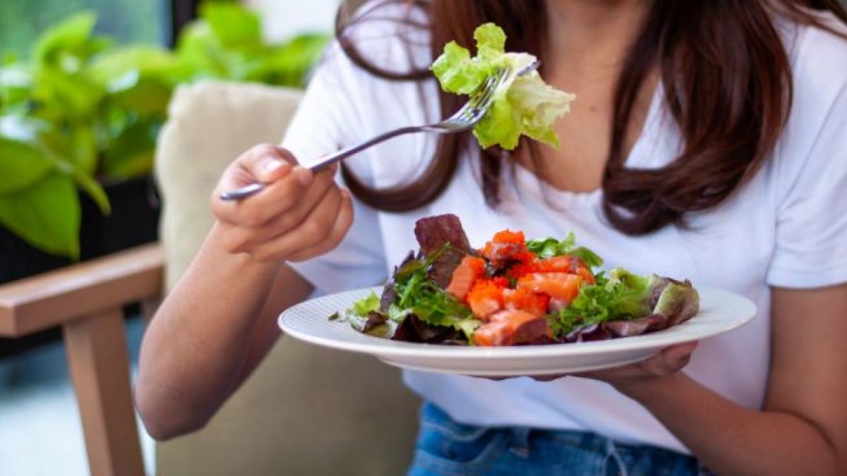 Simak 7 tips menghindari lapar tengah malam [Canva/Kariadil Harefa]