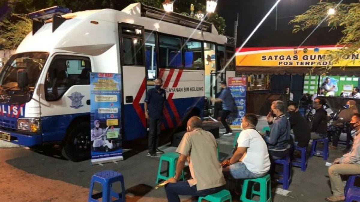 Sejumlah pemohon mengantre untuk memperpanjang SIM di Teteg Malioboro, Kota Yogyakarta, Sabtu (18/7/2020). - (SuaraJogja.id/HO-Satlantas Polresta Yogyakarta)