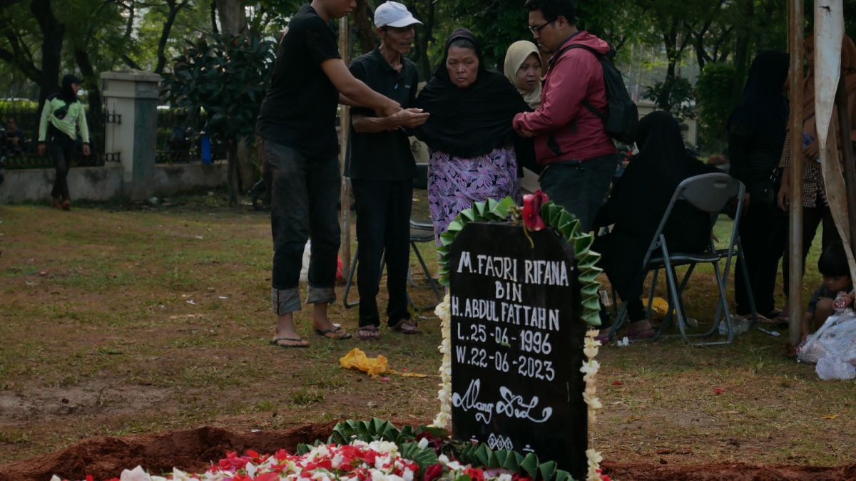Ibu dan keluarga meninggalkan pusara usai proses pemakaman Muhammad Fajri (27), pasien Obesitas dengan berat 300 Kg dk TPU Menteng Pulo, Jakarta Selatan, Kamis (22/6/2023). [Suara Serang/Wawan Kurniawan]