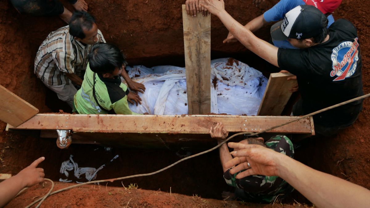 Proses pemakaman Muhammad Fajri (27), pasien Obesitas dengan berat 300 Kg dk TPU Menteng Pulo, Jakarta Selatan, Kamis (22/6/2023). [Suara Serang/Wawan Kurniawan]