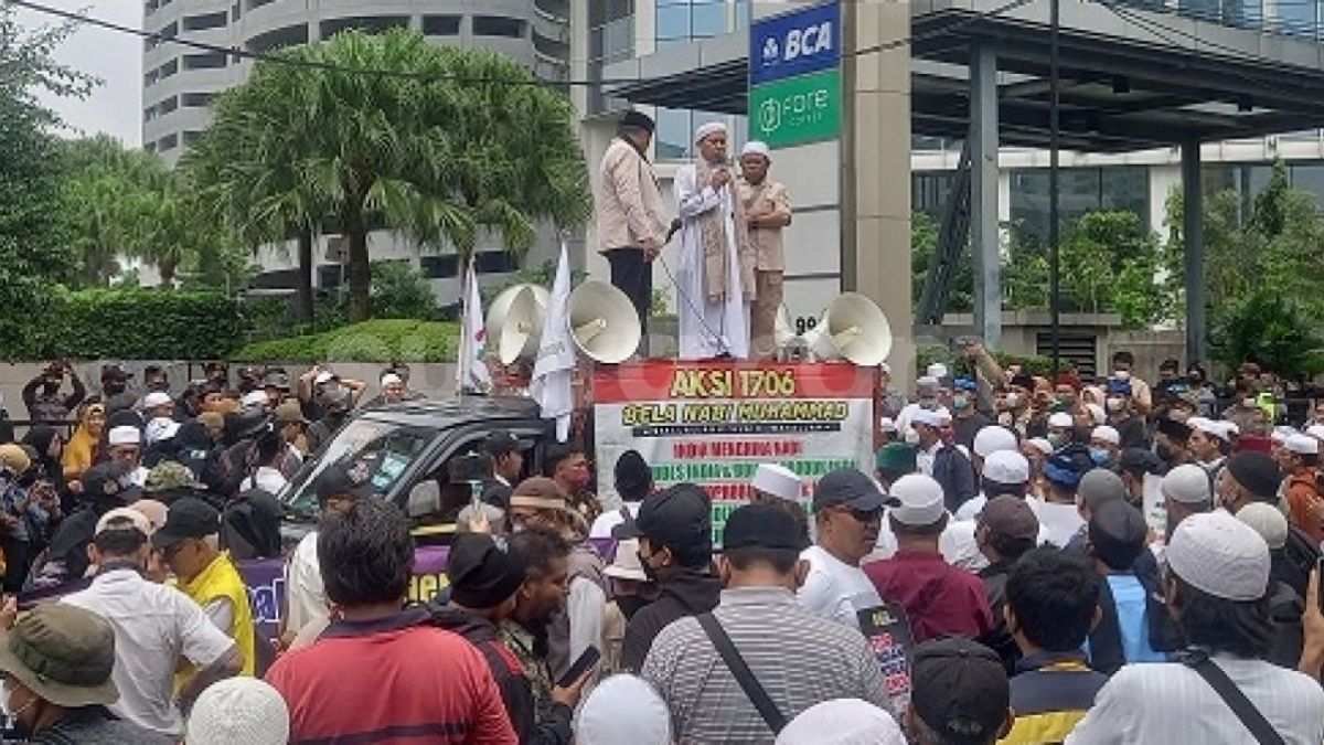 Massa gabungan dari Front Persaudaraan Islam (FPI), GNPF Ulama dan Persaudaraan Alumni (PA) 212 menggelar aksi bela Nabi Muhammad SAW di depan Gedung Kedutaan Besar India, Kuningan, Jakarta Selatan, Jumat (17/6/2022) siang. (Suara.com/Yosea Arga)