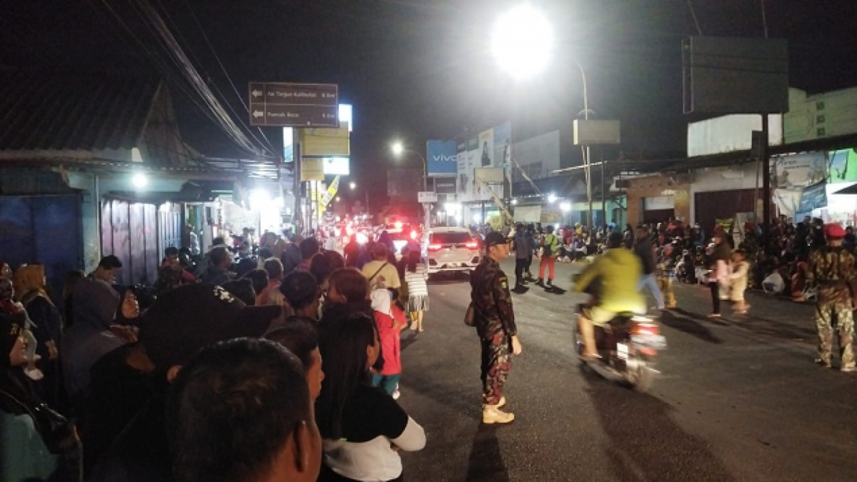 Suasana warga di Piyungan Yogyakarta saat gempa Bantul, Jumat (30/6/2023). [Diajeng Nurhayati Rkm]