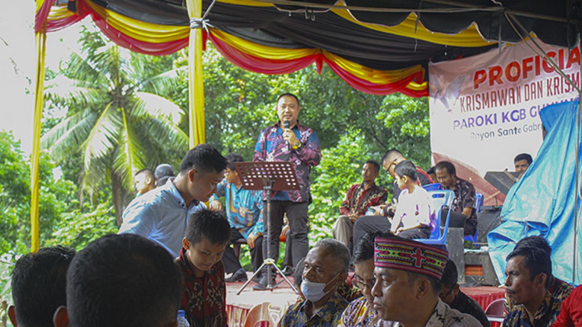Wakil Ketua Panitia Penerimaan Sakramen Krisma Bruno Adolf Richard Telaumbanua saat memberikan sambutan dalam acara Sakramen Krisma di Gereja Santu Petrus dan Paulus Lolowonu Nikootano di Undreboli, Gunungsitoli. [Suara.com/Kariadil Harefa]
