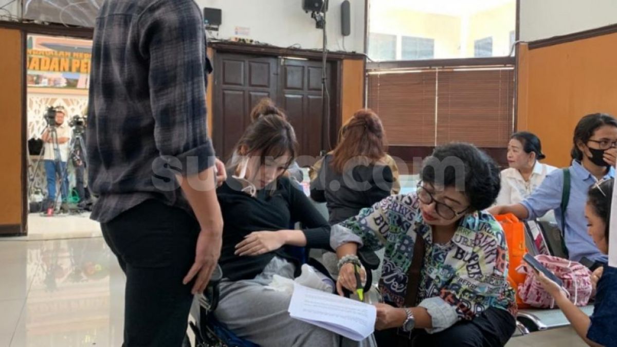 Amanda mantan pacar Mario Dandy tiba pakai kursi roda di PN Jakarta Selatan jelang bersaksi di persidangan David Ozora, Selasa (4/7/2023). [(Suara.com/Rakha)]