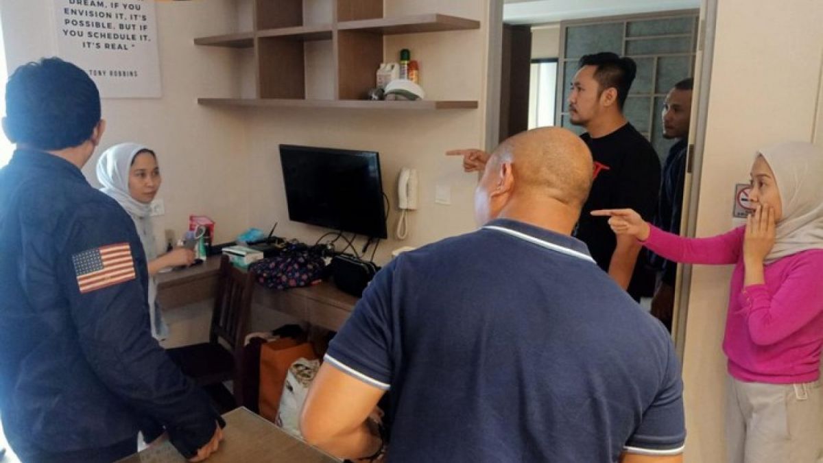 Detik-detik penangkapan si kembar Rihana dan Rihani oleh Polda Metro Jaya di Apartemen M Town Residences Gading Serpong, Kabupaten Tangerang, Selasa (4/7/2023).. [Dok. Polda Metro Jaya]
