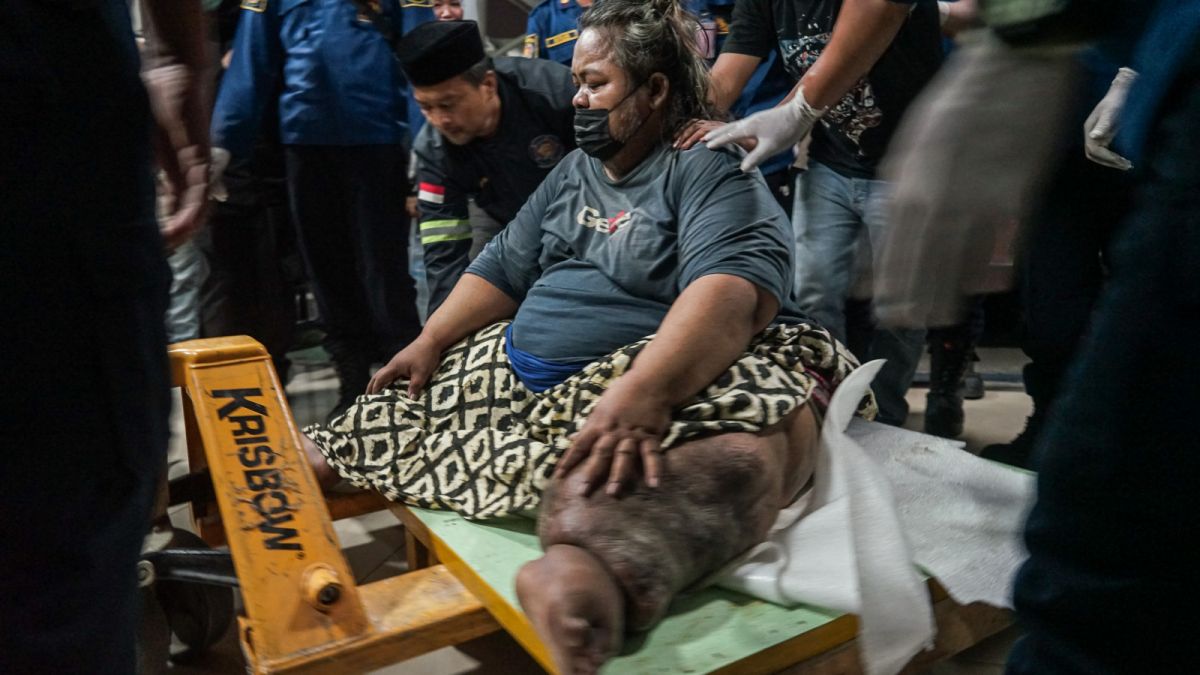 Petugas Damkar membantu memindahkan penderita obesitas Cipto Raharjo (tengah) dari atas truk pemadam kebakaran ke ruang ICU di RSUD Kota Tangerang, Banten, Selasa (4/7/2023). [Suara Serang/Wawan Kurniawan]