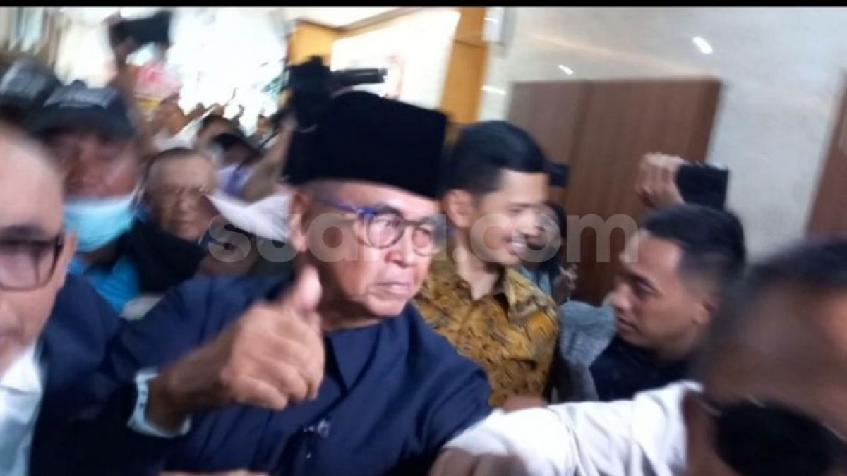 Pimpinan Ponpes Al Zaytun Panji Gumilang saat penuhi panggilan Bareskrim Polri. (Suara.com/M Yasir)