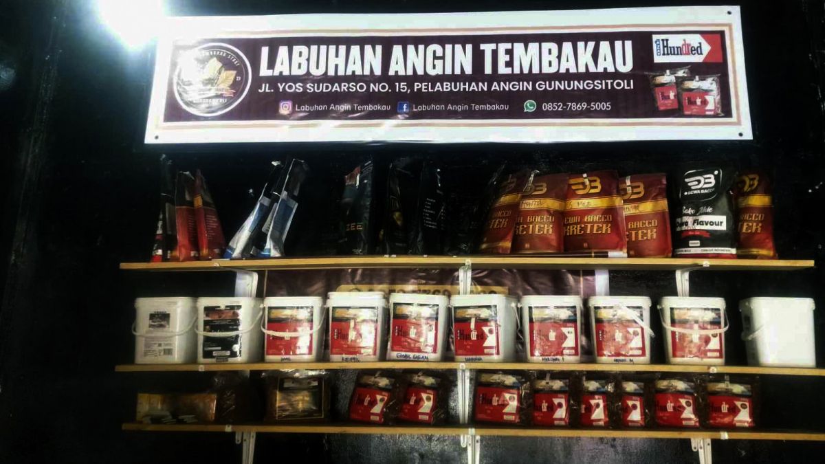 Toko Labuhan Angin Tembakau, Jalan Yos Sudarso No 15, kawasan Pelabuhan Angin Gunungsitoli, Kota Gunungsitoli, Nias, Sumatera Utara, Kamis (6/7/2023). [Suara.com/Tanharimage]
