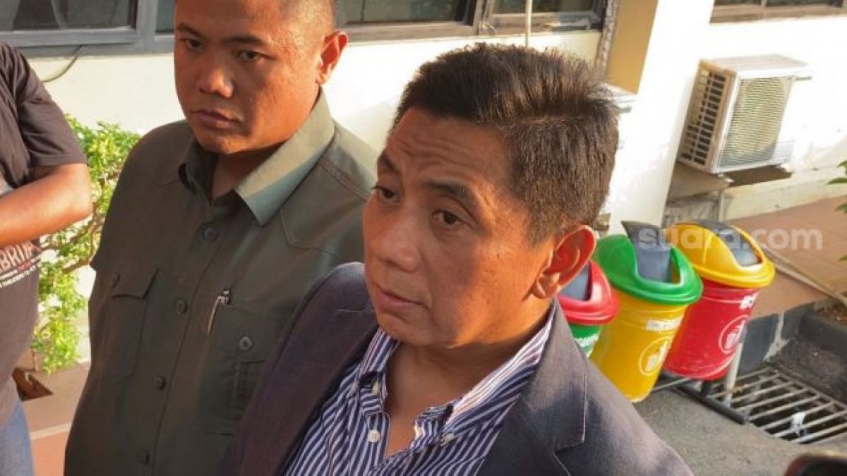 Pengacara Fujianti Utami atau Fuji, Sandy Arifin di Mapolres Metro Jakarta Selatan, Senin (26/6/2023) [Suara.com/Adiyoga Priyambodo]