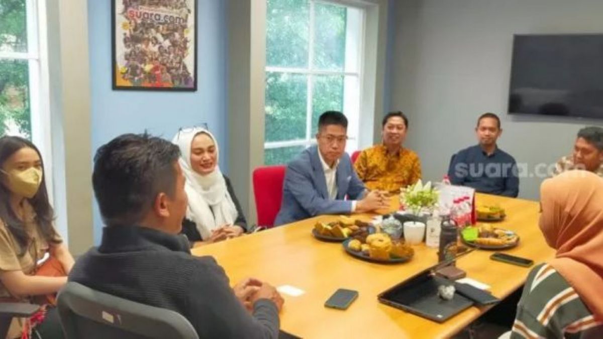 Tetsuhiro Tsuchida, Marketing Director Sales & Marketing Division PT MMKSI dan jajaran manajemen Mitsubishi dalam media visit ke Redaksi Suara.com [Suara.com/CNR ukirsari]