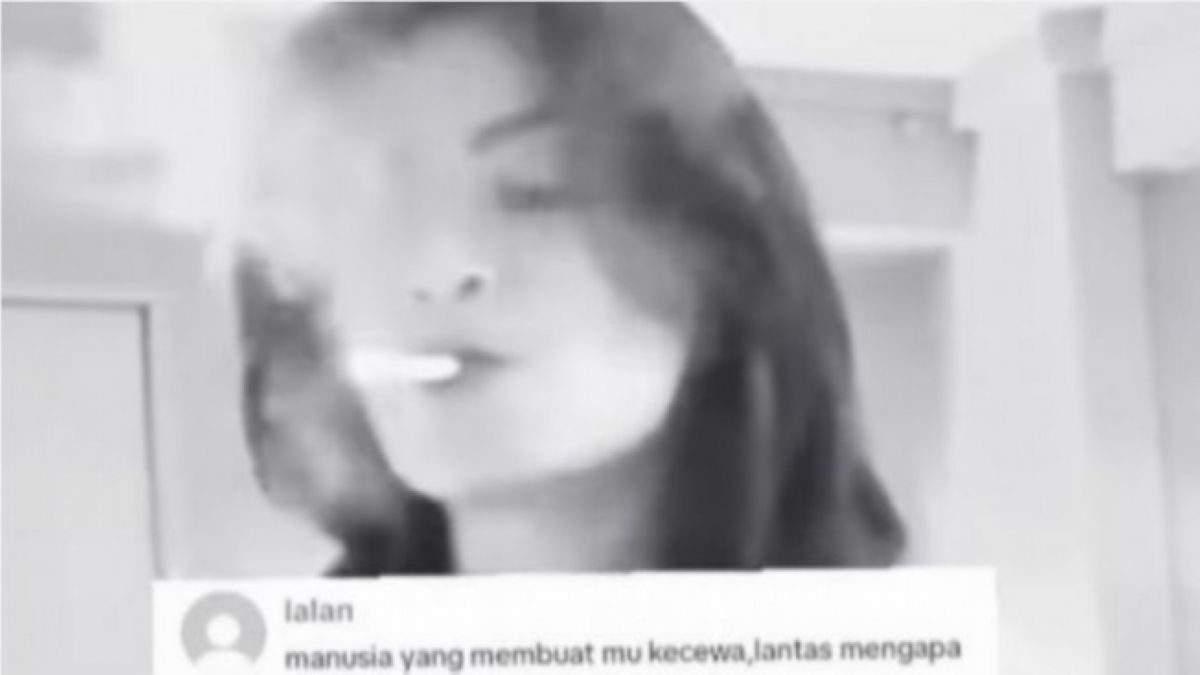 thalie Holscher Lepas Jilbab dan Merokok [Instagram]