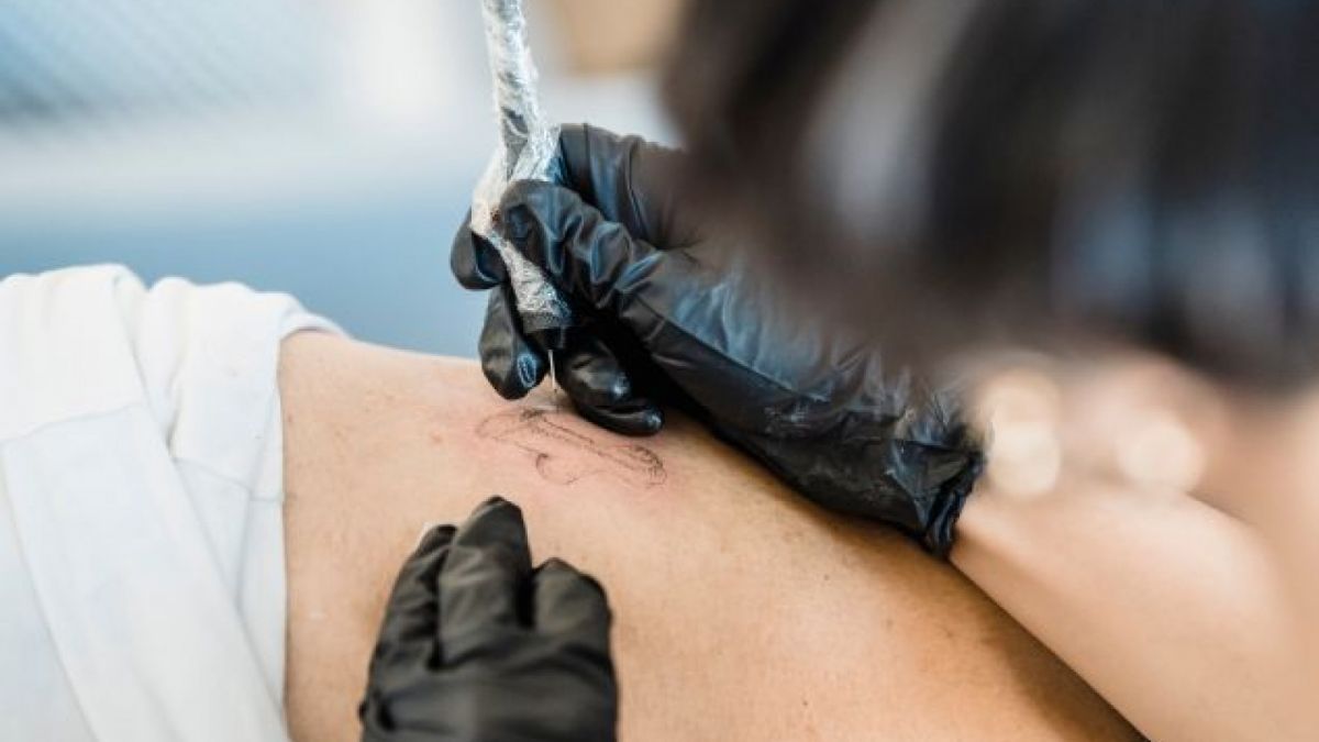 Salah satu metode tato di tubuh [canva]