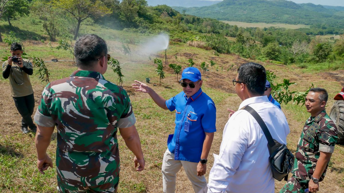 Direktur Utama PT. Pupuk Kaltim Tbk, Rahmad Pribadi bersama dengan Panglima TNI Komando Strategi Angkatan Darat (Pangkostrad), Letjen TNI Maruli Simanjuntak meninjau lokasi penanaman pohon. [Suara Serang/ Wawan Kurniawan]