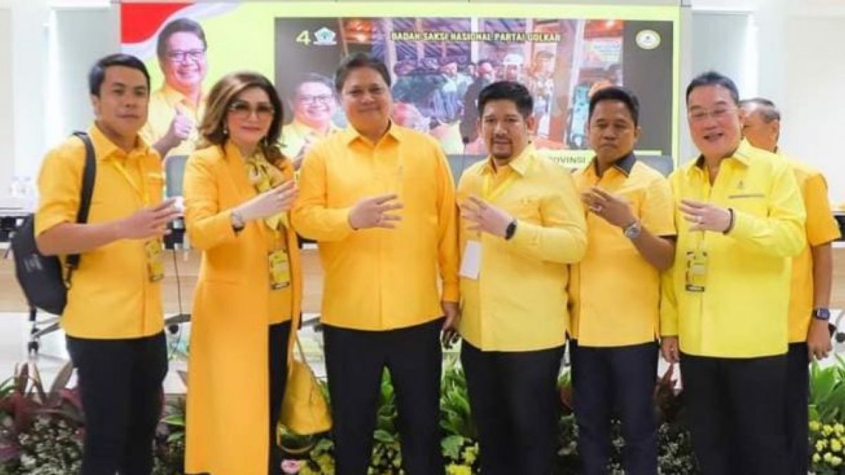 Ketua DPD I Partai Golkar Sulut, Christiany Eugenia Paruntu bersama pengurus saat bersama Airlangga Hartarto Ketua Umum Golkar [CEP]