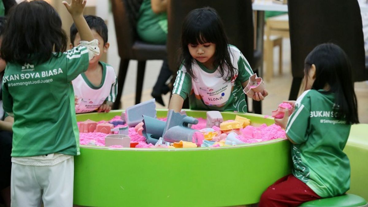 Morinaga turut mengundang sejumlah orang tua serta anaknya yang memiliki sensitivitas terhadap susu sapi dan makanan saat acara Morinaga Allergy Week 2023. [Morinaga Allergy Week 2023]