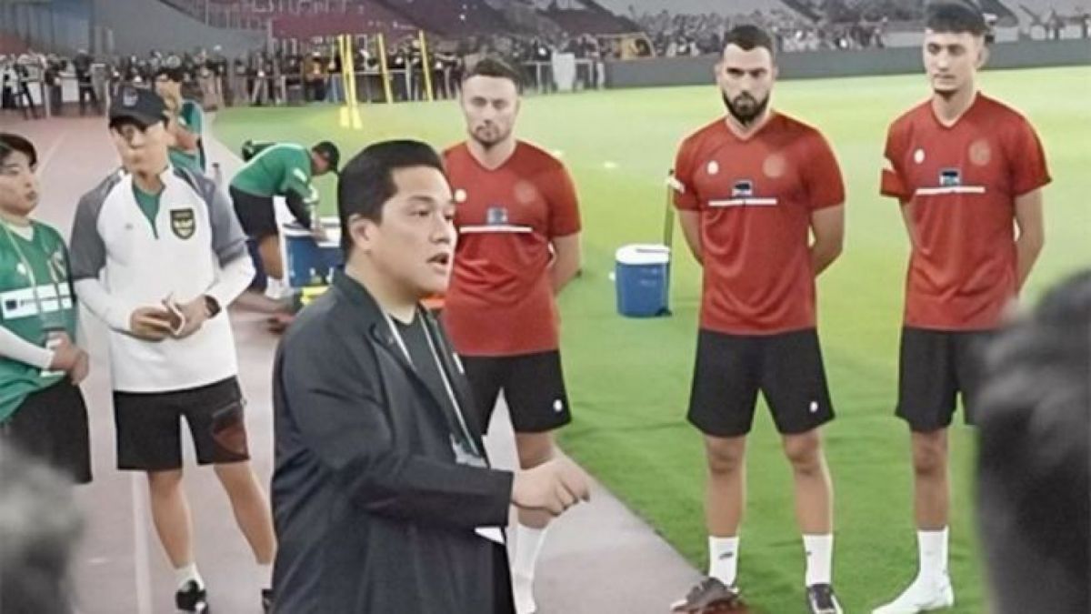 Menteri BUMN Erick Thohir saat berikan arahan kepada Timnas Indonesia dalam laga melawan Timnas Argentina [Dokumen Erick Thohir.]
