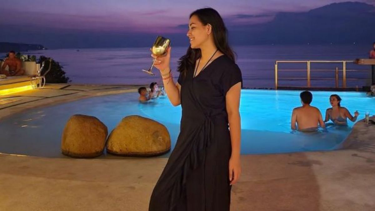 Manisnya Lady Veronica Nayoan dengan gaun warna hitam di salah satu lokasi privat. [instagram/ladynayoan]