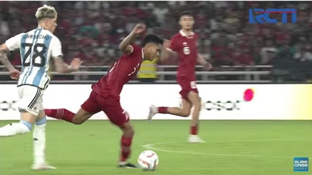 Momen Garnacho melakukan pelanggaran terhadap Marselino Ferdinan (YouTube/RCTI Entertainment)