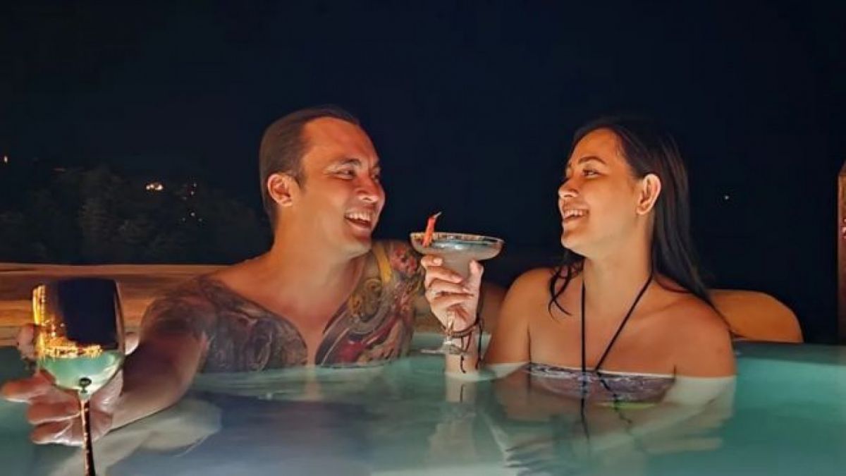 Potret Rendy Kjaernett dan Lady Veronica Nayoan yang begitu romantis sebagai keluarga kecil. [Instagram/ladynayoan]