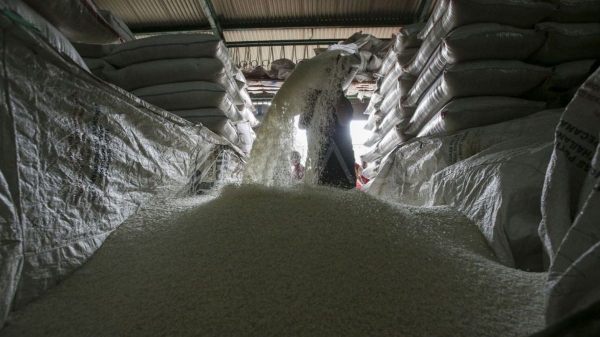 Gudang penyimpanan di Pasar Induk Cipinang, Jakarta, Selasa (20/2).