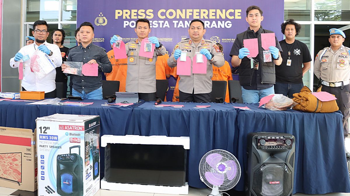 Kapolres Kota Tangerang, Kombes Pol. Sigit Dany menunjukan barang bukti hasil pengungkapan kasus sindikat ganjal ATM di Tangerang, Jum'at (21/7/2023). [Dok. Humas Polres Kota Tangerang]