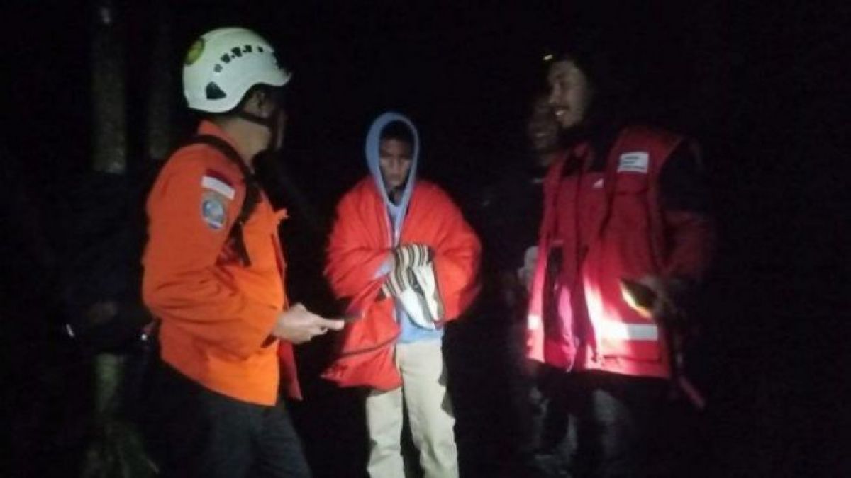 SAR Padang tolong pendaki hipotermia saat mendaki Gunung Marapi, Agam, Sumatera Barat, Minggu (23/7/2023). [Basarnas/Suara Serang]