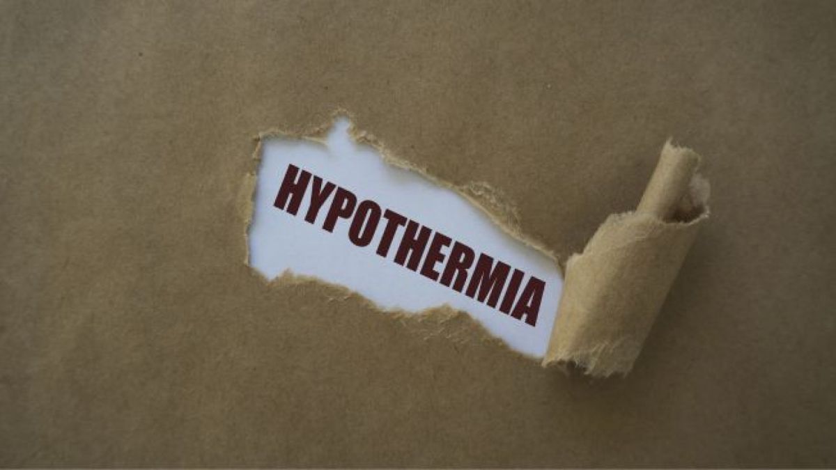 Satu dari 3 pendaki Gunung Marapi, Agam di Sumatera Barat alami hipotermia. Ini penyebab dan pertolongan pertama penderita hypothermia. [Canva Pro]