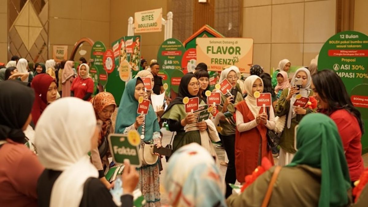 Para ibu-ibu saat mengikuti game mitos vs fakta. [Dok. Unilever/Suara Serang]