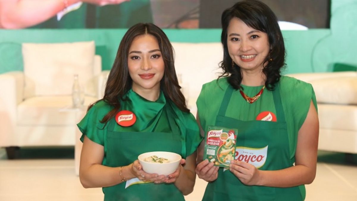 Nikita Willy bersama Amaryllis Esti Wijono saat memamerkan tahu bakso kuah dengan racikan varian Royco Kaldu Spesial. [Dok. Unilever/Suara Serang]