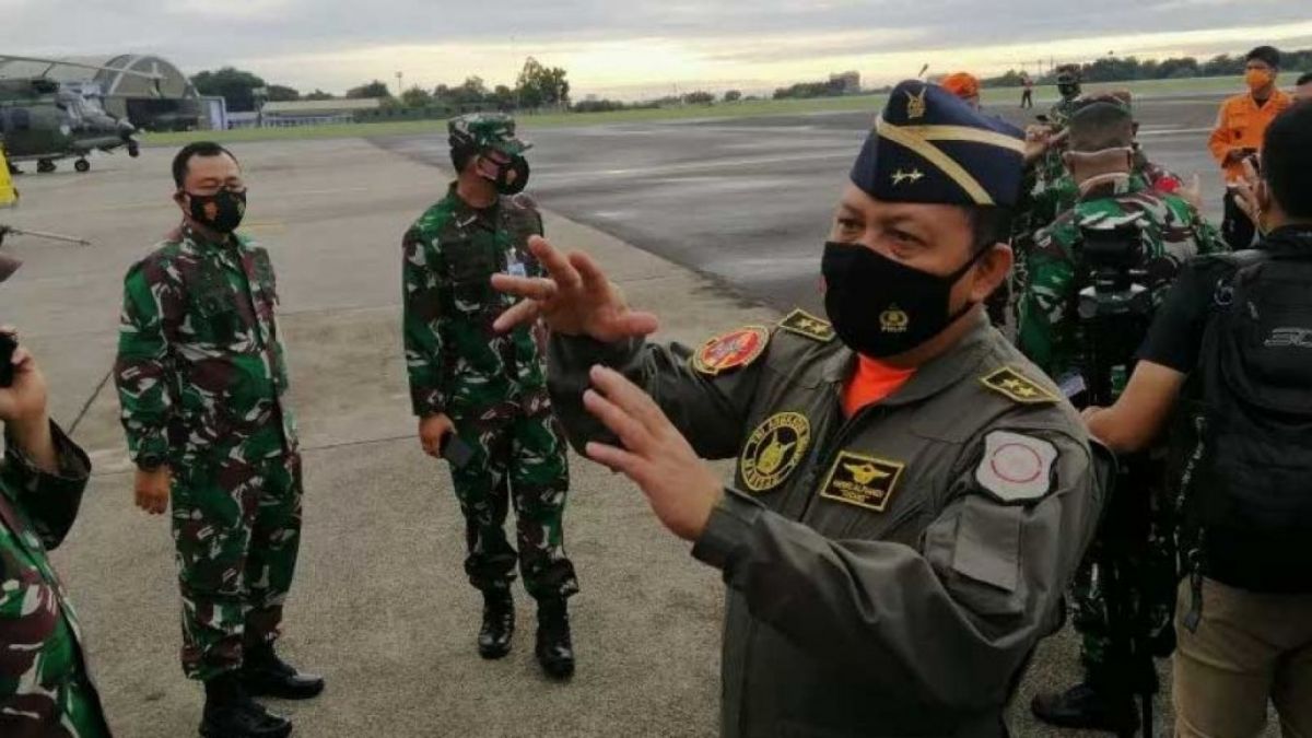 Asops Kasau Marsekal Muda TNI Henri Alfiandi saat menjelaskan terkait proses pencarian pesawat Sriwi [ANTARA/Syaiful Hakim]