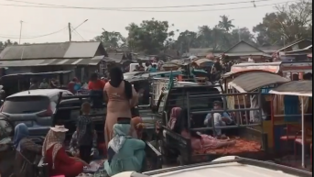 Kemacetan saat warga melakukan wisata religi dengan mendatangi Makam Sultan Maulana Hasanudin di Masjid Agung, Banten, Jumat (28/7/2023). [instagram/@infoserang]