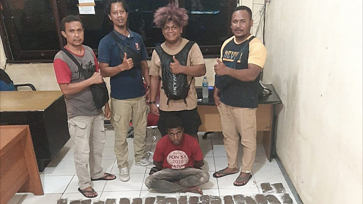 Terduga pelaku pengedar narkotika jenis ganja asal Papua New Guinea diamankan Resnarkoba Polda Papua [Dok. Humas Polda Papua]