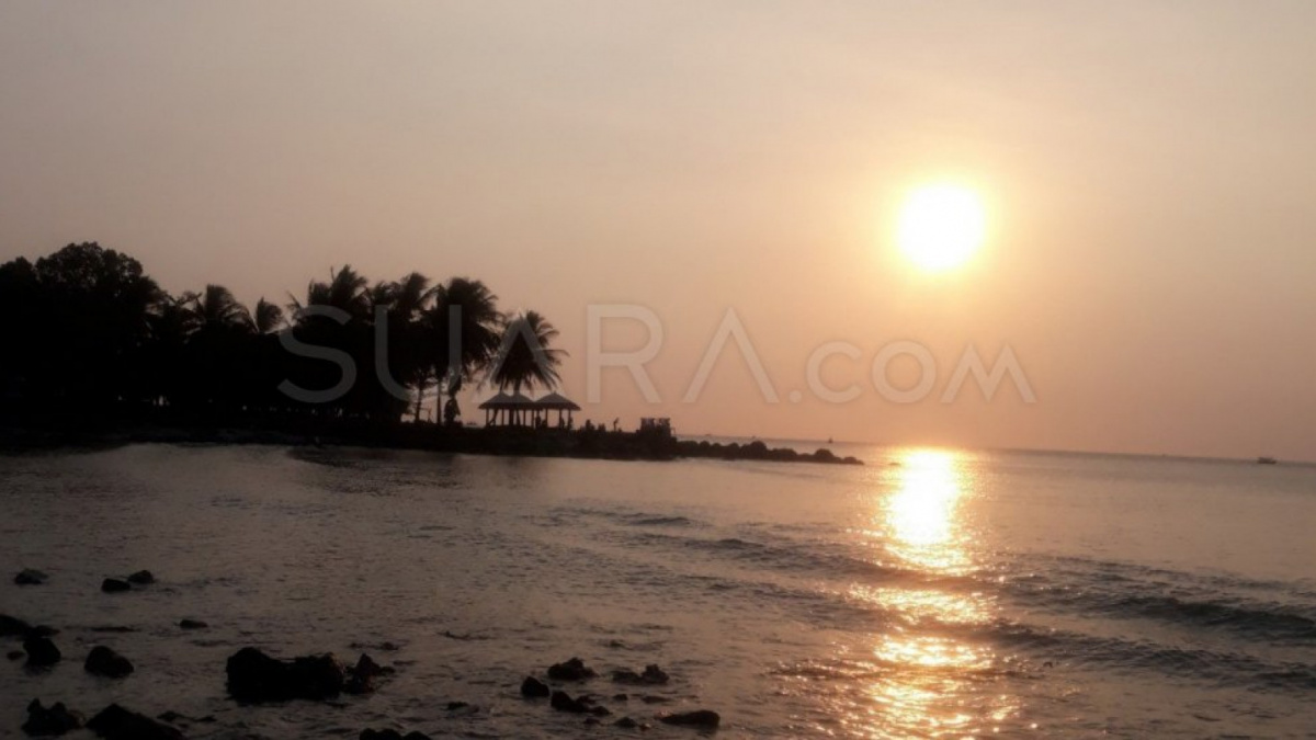 Pantai Tanjung Lesung 9 Bulan Pascatsunami. [Suara.com/Novian Ardiansyah]
