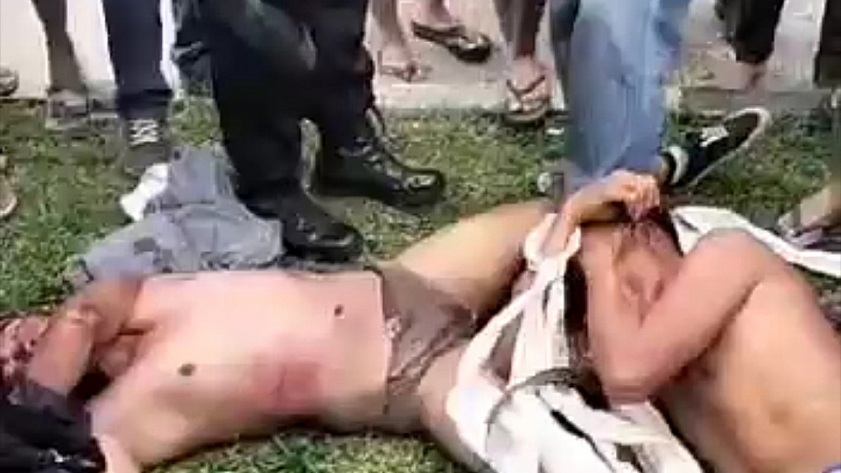 Dua pelaku pencuri motor diamankan warga di wilayah Jatiuwung, Tangerang, Banten, Minggu (30/7). [Tangkapan layar video warga]