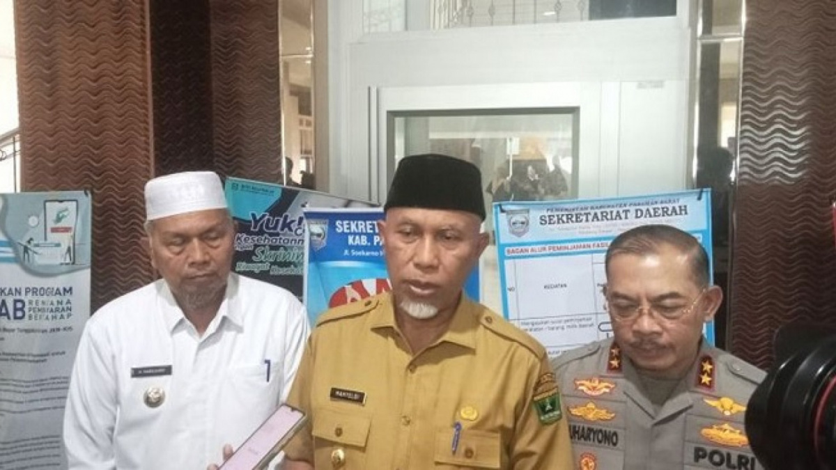 Kapolda Sumbar Irjen Pol Suharyono mendampingi Gubernur Mahyeldi wawancara usai rapat bersama Forkopimda Sumbar dan Pasaman Barat, dan bentuk tim terpadu tuntaskan konflik PSN Air Bangis. [Antara/Suara.com]
