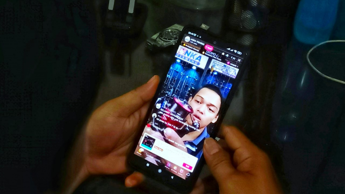 Ilustrasi Pedagang saat berjualan dengan fitur live Tiktok. [Suara Serang/Wawan Kurniawan]