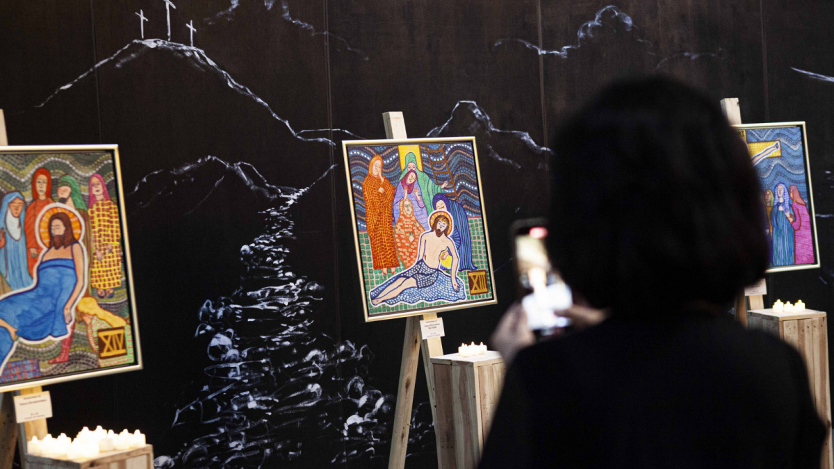 Pengunjung menyaksikan pameran tunggal pelukis berkebutuhan khusus Oliver Wihardja di Oliver Barn, Andara, Jakarat Selatan. [SuaraSerang/Anhar Rizki Affandi]