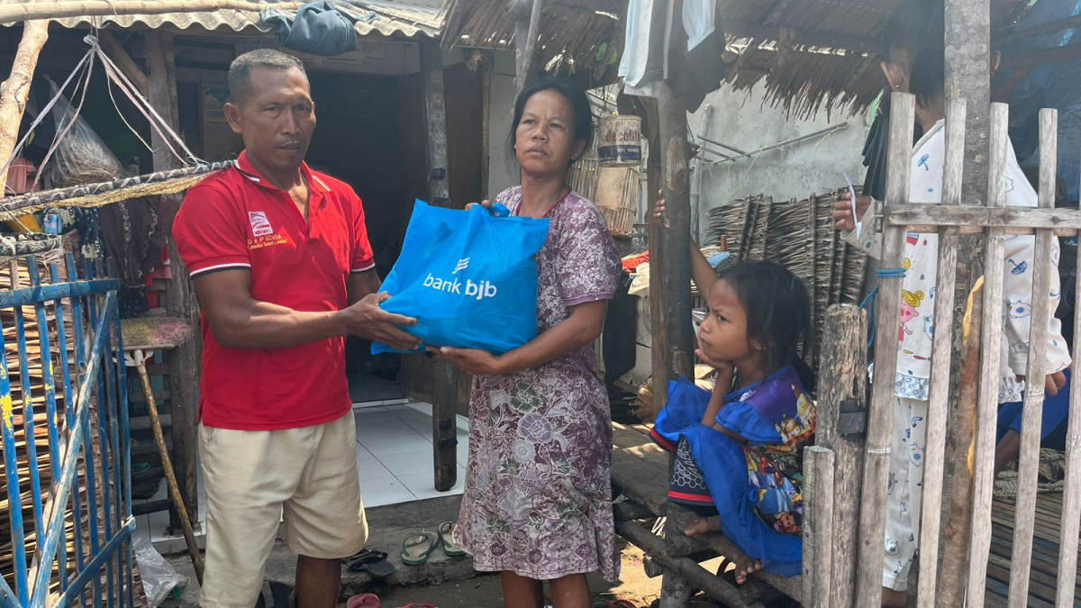 Perwakilan dari bank bjb menyerahkan bantuan 100 paket sembako kepada warga yang tinggal di Pulau Panjang, kabupaten Serang, Banten, Sabtu (12/8/2023) [bank bjb/Suara Serang/Wawan Kurniawan]