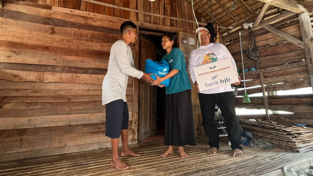 Perwakilan dari bank bjb menyerahkan bantuan 100 paket sembako kepada warga yang tinggal di Pulau Panjang, kabupaten Serang, Banten, Sabtu (12/8/2023). [Suara Serang/Wawan Kurniawan]