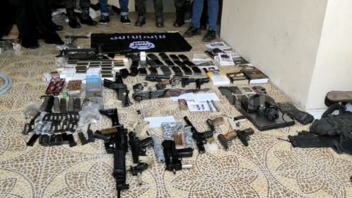 Kondisi Rumah Tersangka Teroris yang Ditangkap Densus 88 di Bekasi, Ditemukan Senjata Api dan Ratusan Peluru. [Suara.com/Mae Harsa]