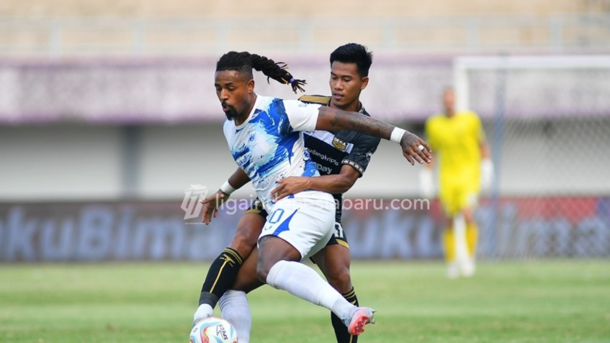 Pemain PSIS Semarang Carlos Fortes saat berduel dengan penggawa Dewa United dalam pekan kedelapan BRI Liga 1 2023/2024 di Stadion Indomilk Arena, Tangerang, Senin (14/8/2023). (Dok. Liga Indonesia Baru).